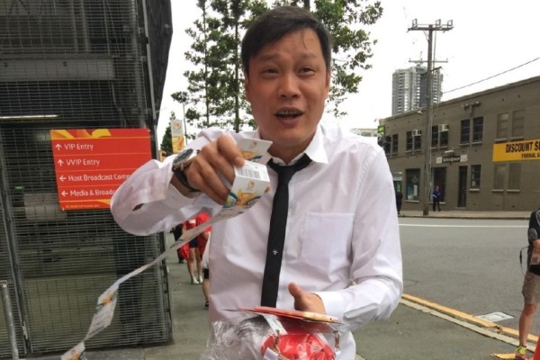 侯琨向世界跆拳道联合会博物馆捐赠火炬