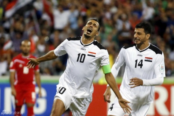 ??克萊底角三分瞄了一眼 竟然打到了籃板側沿