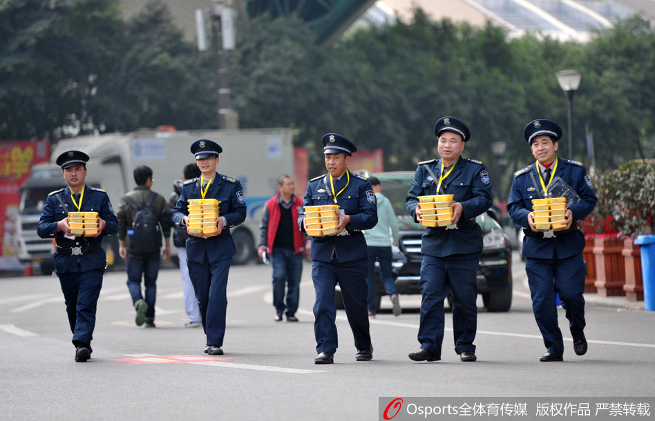 右脚踝扭伤！加福德：当时我踩到了浓眉脚上 意外总会发生