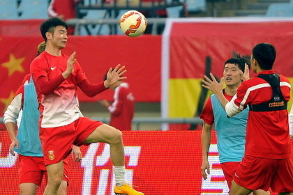 [流言板]今日球迷嘉年華活動，朱芳雨為崔永熙等新援送上新賽季球衣