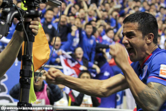 太夸张了！王刚禁区外迎球凌空抽射，高高飞出转播画面5秒才落地