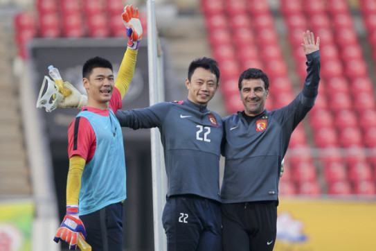 记者谈邵佳一：连续逼平海港的教练不多，若更多沉淀再带国足更好