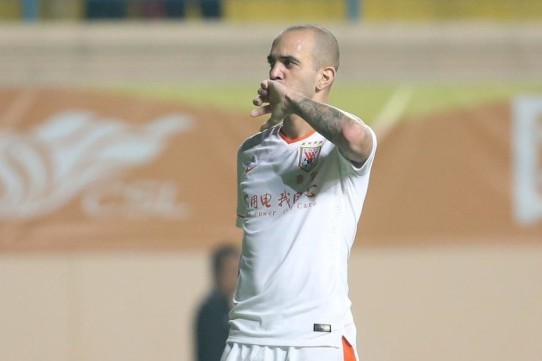 少儿不宜！张玉宁上半场与对方球员发生肢体冲突，两人各吃一黄