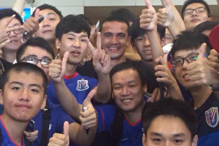 阿斯：巴萨本赛季球场外事务增多，弗里克比上赛季更加情绪化