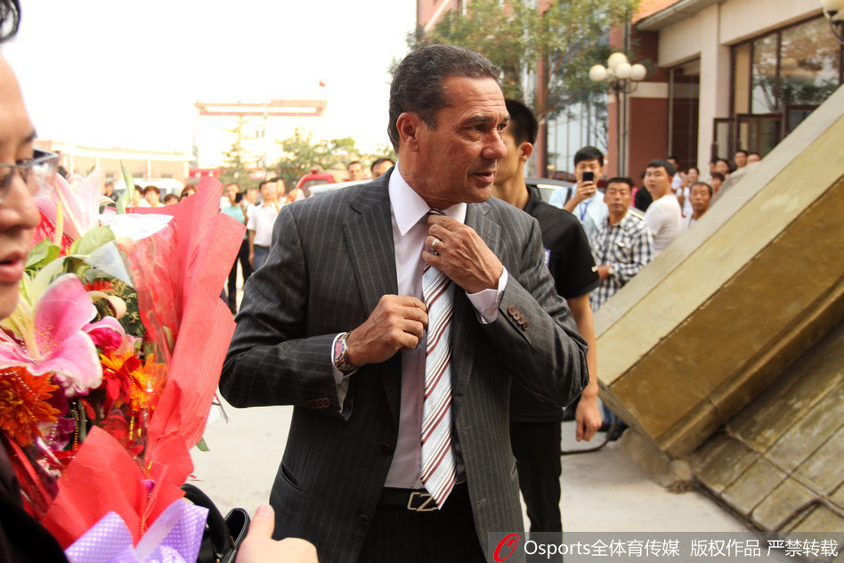 “大巴黎”球星杜埃获得2025欧洲金童奖