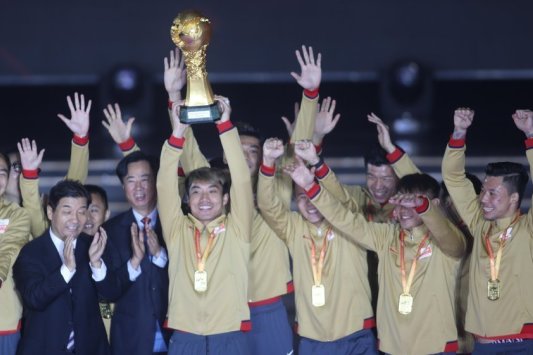 沪媒：邵佳一成年队执教时间太短 选聘模式难以找到合适的外教