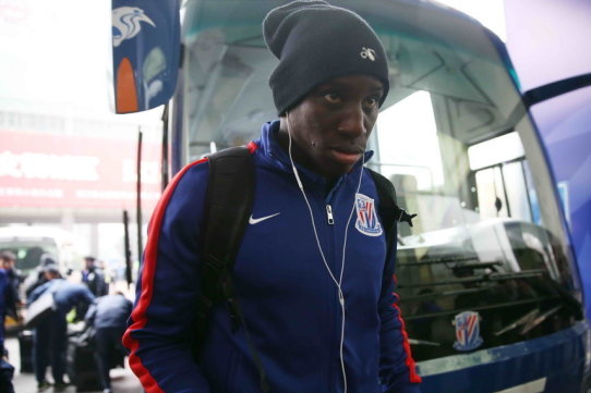 [流言板]今日球迷嘉年華活動，朱芳雨為崔永熙等新援送上新賽季球衣