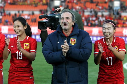 遭世界第1横扫！21岁高芙气炸了：球拍敲头+怒砸球拍 0