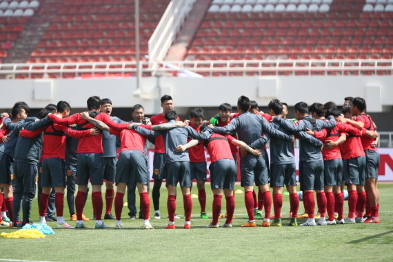 维金斯被逼防到底角&顶倒东契奇但裁判没吹 直接中投命中！