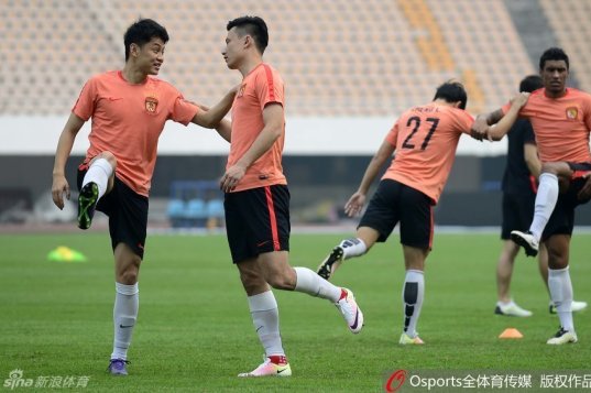 袁甲评艾堃：蓉城第一球那个冒哨，和当年吹费莱尼那球如出一辙
