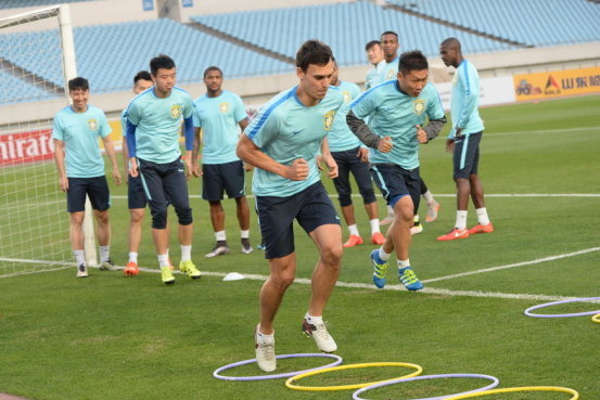 百队杯篮球赛激战正酣