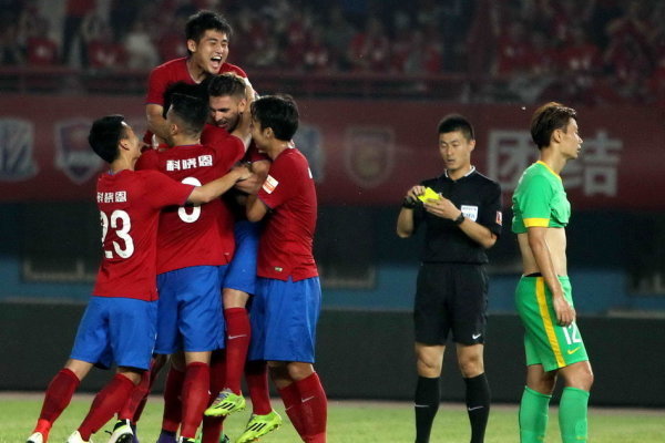 小崔來主持，估計都比這貨好，功課都沒做足，白瞎這么好的活動