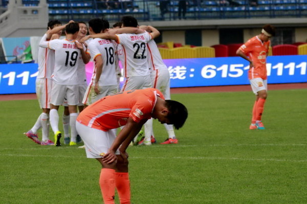 足球报：武汉三镇从竞争者到搅局者，成功保级难掩球队困境