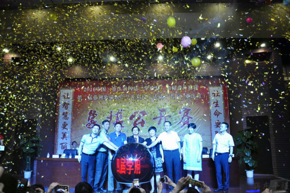 超時空偵探必備，holoEN與SuperGroupies三度聯名推Ame大氅與懷錶周邊