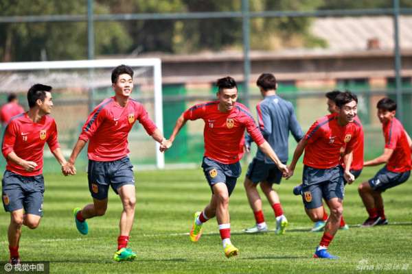 小崔來主持，估計都比這貨好，功課都沒做足，白瞎這么好的活動