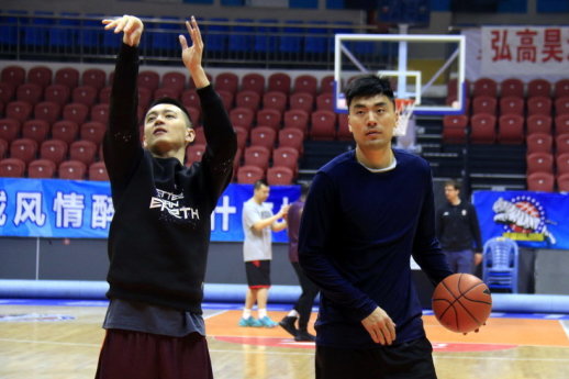 杨梅滞留树上 70岁奶奶崩溃哭了