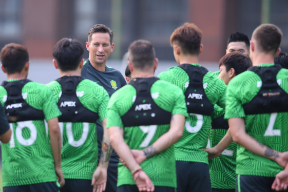 詹姆斯7投12助，41歲用智慧掌控23賽季傳奇