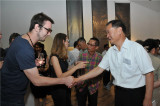 杨俊安书记与外国友人握手