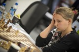 俄罗斯女将古尼娜目视棋盘