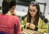 国象棋盘格发饰抢镜