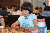 小棋手身穿旗袍