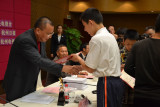 王国平院长为5段组冠军颁奖