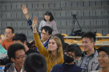金发美女踊跃举手