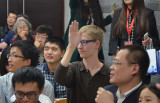 美国留学生卓那森举手回答问题