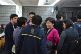 棋后谢军被北大学子包围