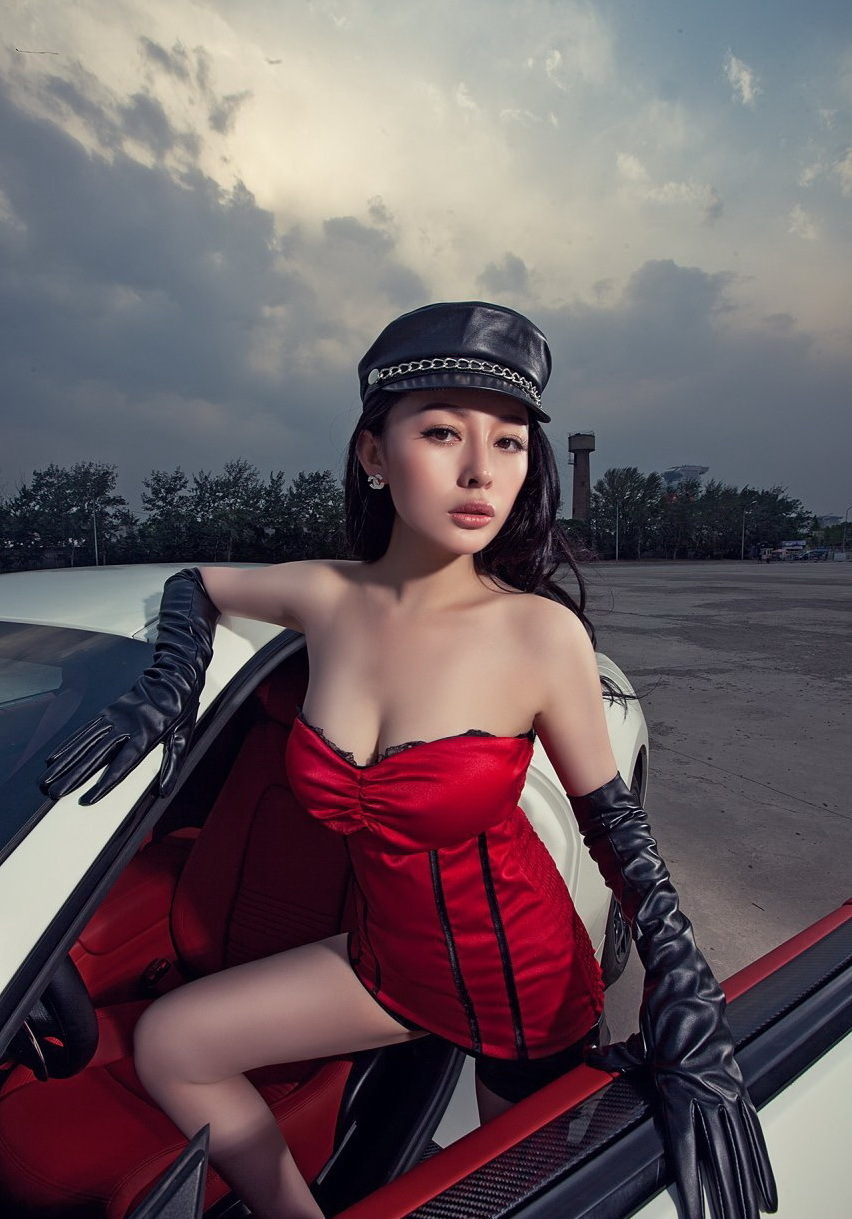 美女车模和老总_老总在水里下药迷美女(3)
