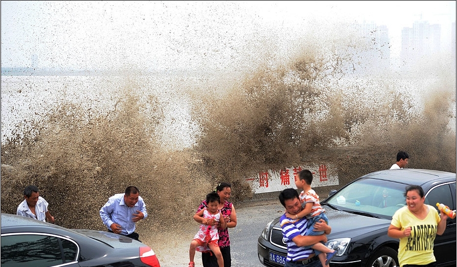 浙江迎钱塘江大潮 已有3人因观潮溺亡_时评_新