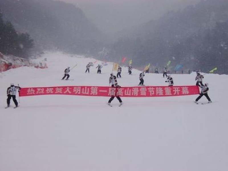 滑雪人口_哈尔滨 亚布力 雪乡 长白山7日5晚跟团游 长白山免费升级一晚五星温(2)