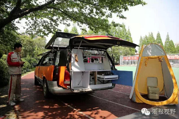 旧的商务面包车改装成一辆小房车.魏志阳 摄-杭州高三生报废车改高清图片