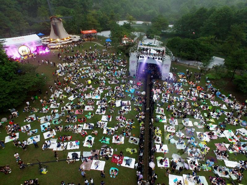 杭州西湖音乐节 草地成欢乐海洋图片 149069 800x600