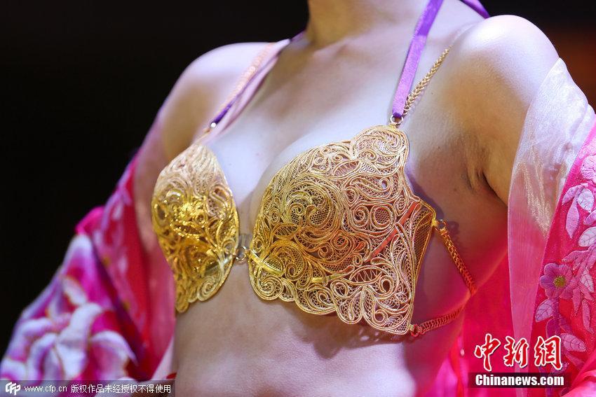 老婆叫我穿金属内衣_老婆叫我穿女装上班