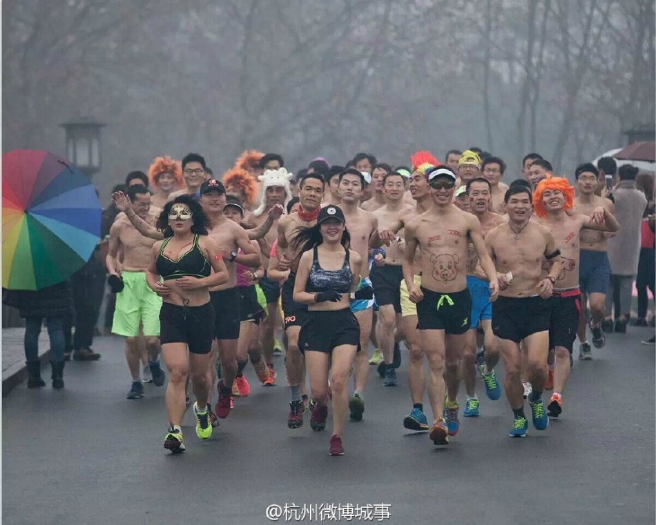 跑男最新一期中猜水果游戏时播放的啦啦啦啦的