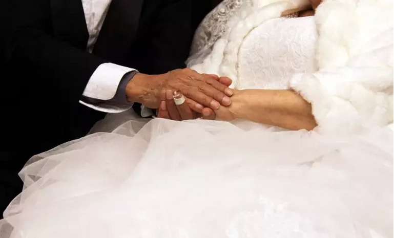 八旬老人口鼻封胶带被害厕所里_杨颖绑架胶带封嘴图片(2)