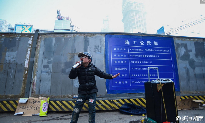 卖唱五元一首搞笑图片_街头卖唱收入