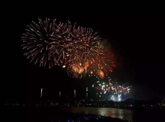 昨晚西湖边放烟花你有看到吗 高清大图来了