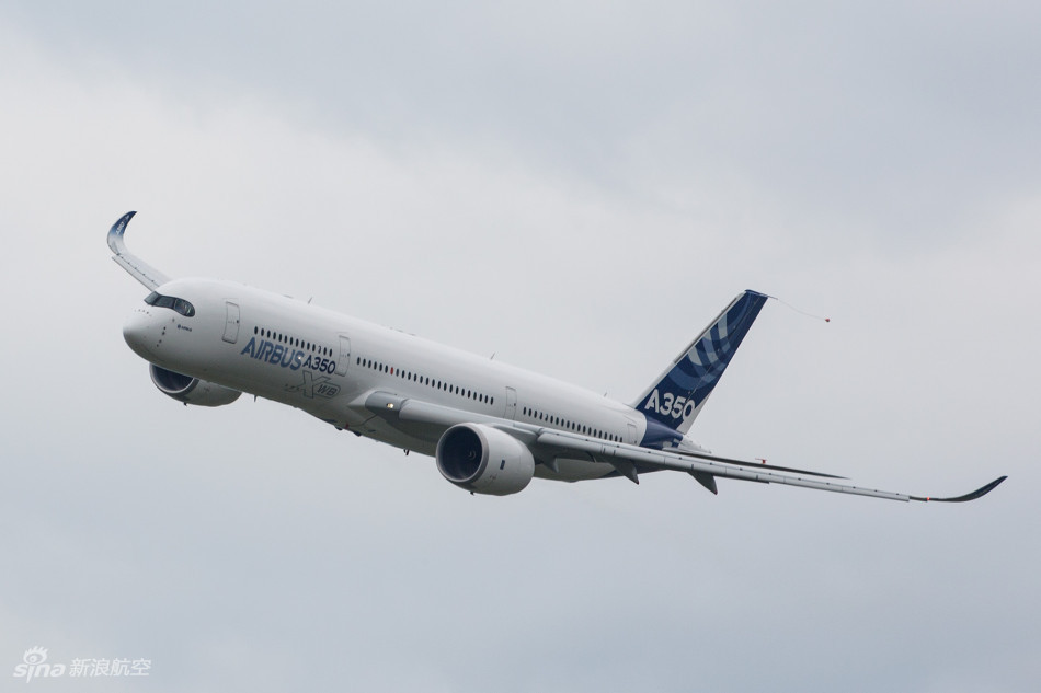空客a350客机飞临巴黎航展上空首次公开亮相