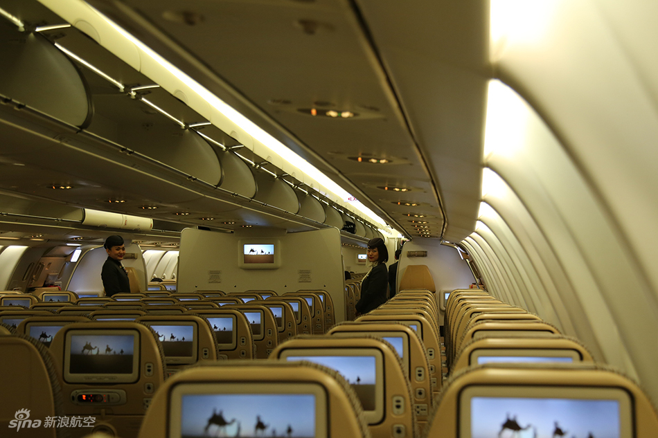 阿提哈德航空a330经济舱采用2-4-2布局,每个座椅都配备与商务舱同样