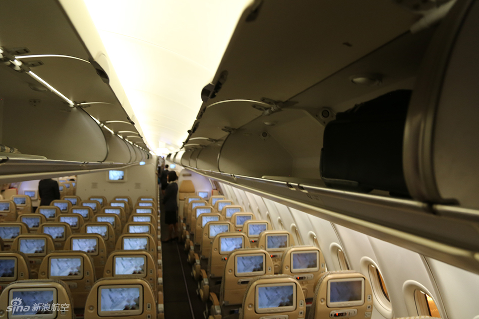 阿提哈德航空a330客舱行李架也足够宽敞.
