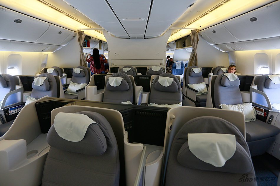 1 / 14 国航波音777-300er宽体客机商务舱座椅采用2-2-2布局,个人空间