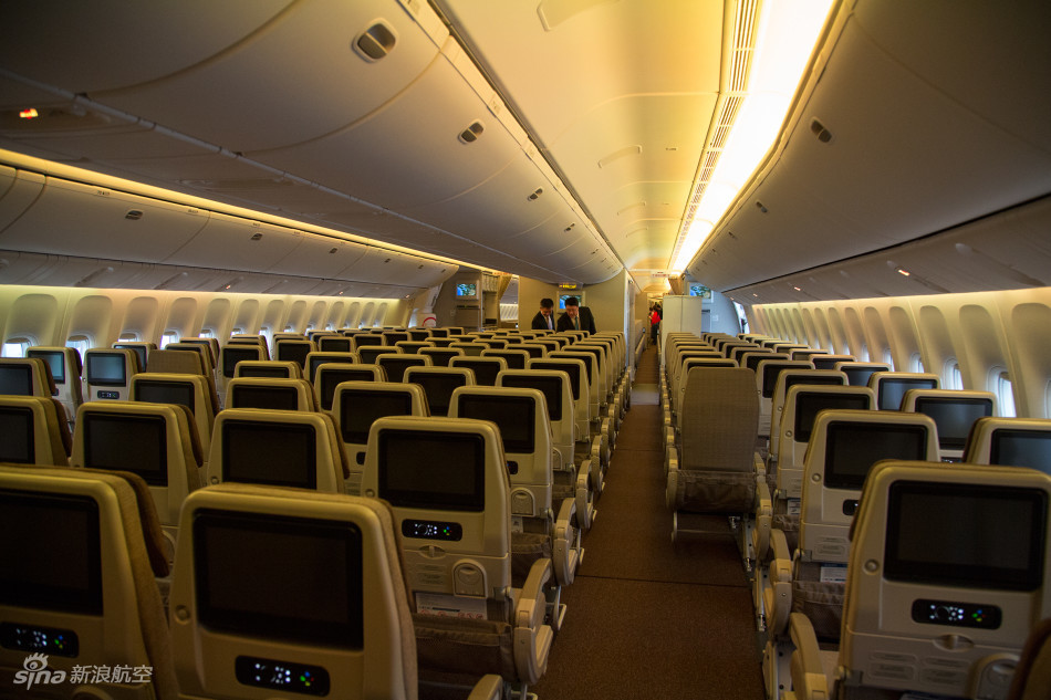 东航首架波音777-300er飞机经济舱内饰