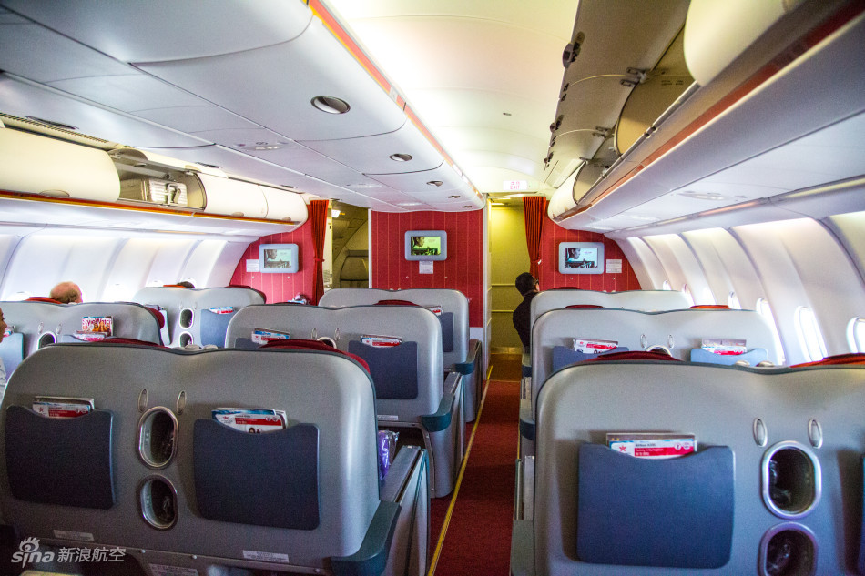 空客a330-200商务舱,空客321-200商务舱 上海飞往香港所乘香港航空a330-200型客机,商务舱采用2-2-2布局.