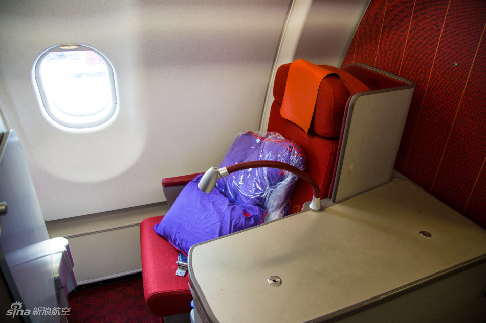 香港航空a330-300型客机商务舱座椅.
