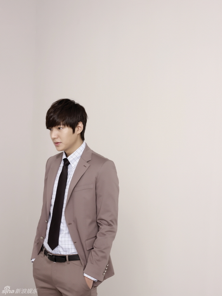 男生怎么拍照才帅气 21242_738092_718343.jpg