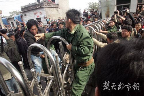 新密有多少人口_...有人门口放哨 新密警方连端俩窝点(2)