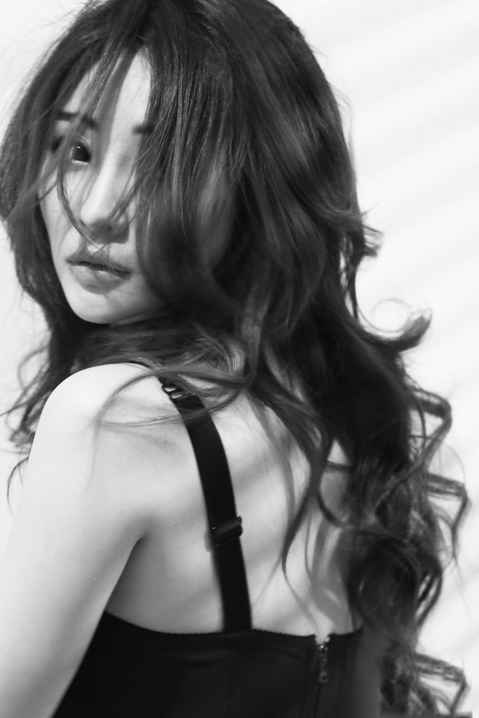 性感柳岩朦胧秀美胸 内衣外穿曲线更迷人