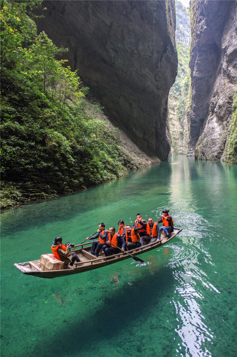 4月11日,来自武汉,重庆和恩施游客的在湖北鹤峰县屏山躲避峡谷坐船